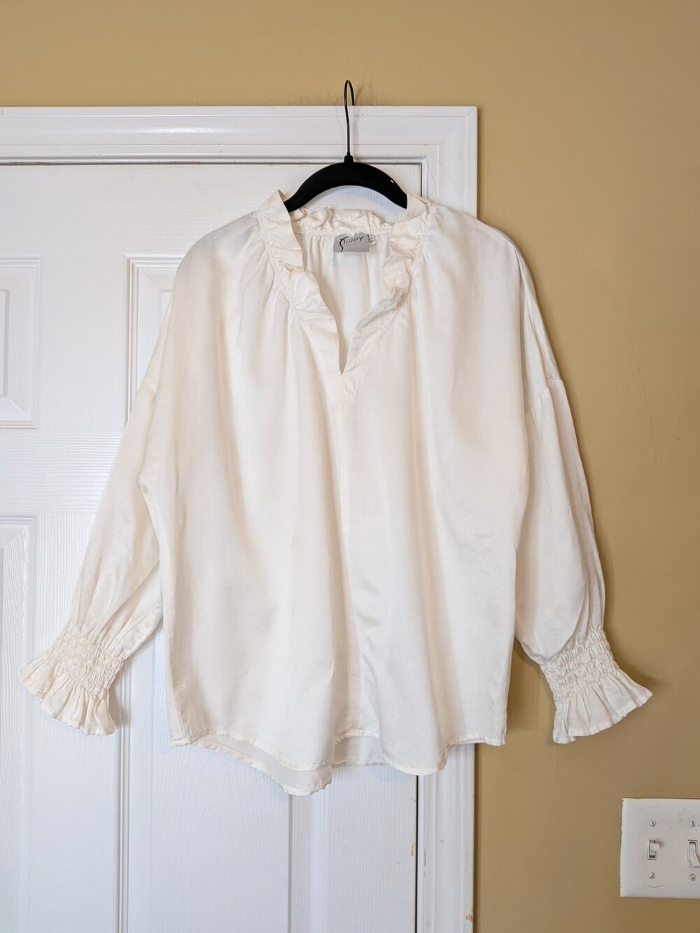 Finley Ivory Ruffle Neck Smocked Cuff Blouse Top Size Small Quiet Luxury Preppy